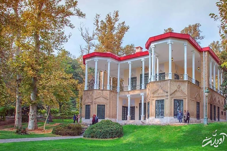 نمای ورودی عمارت کوشک احمد شاهی در محوطه باغ نیاوران